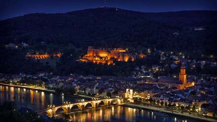 شهر مدرن ساحلی در شب