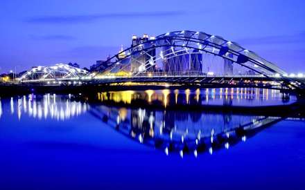 پل مدرن روی دریا