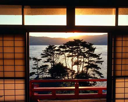 پنجره زیبا رو به دریاچه