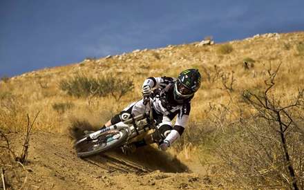 موتور سوار در صحرا