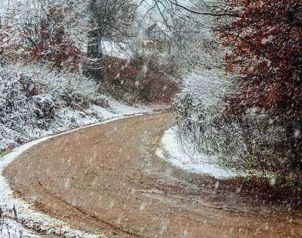 بارش برف پائیزی در روستای کیاده