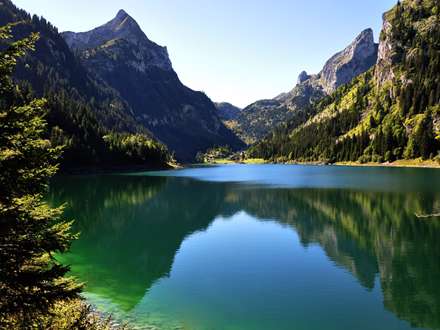 دریاچه و کوهستان