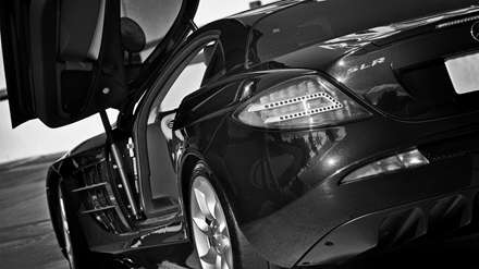 ماشین مدرن سیاه