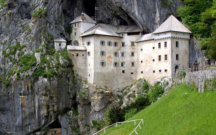 قلعه در میان کوه ها