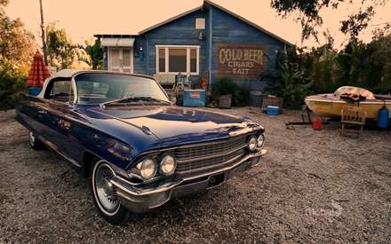 ماشین کلاسیک آبی و کلبه