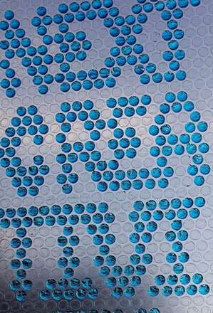 هنر نمایی با پلاستیک حباب دار ضربه گیر