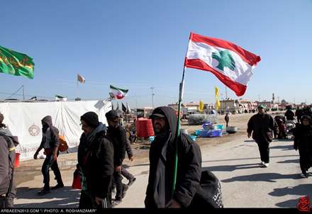 اهتزاز پرچم‌های رنگارنگ عزاداران حسینی