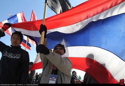 اهتزاز پرچم‌های رنگارنگ عزاداران حسینی