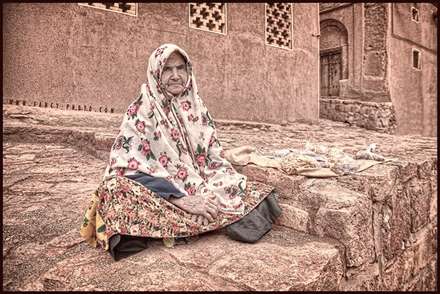 پیرزن فروشنده