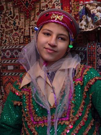 دختری با لباس سنتی