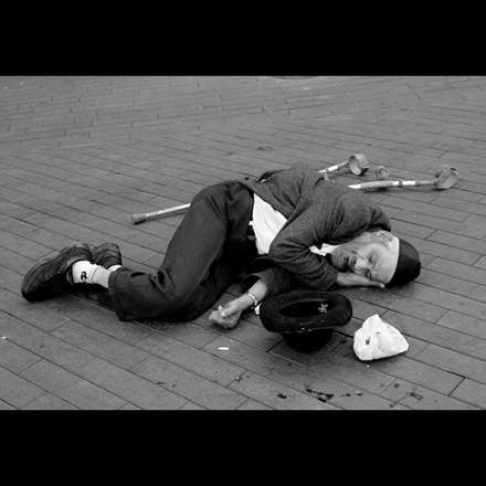 مردی با عصای زیر بغل