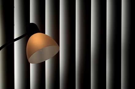 چراغ مطالعه در تاریکی