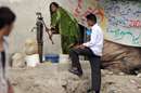 زنی در حال تامین آب آشامیدنی در پاکستان