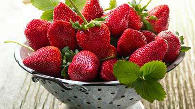 دسر سیب و توت فرنگی