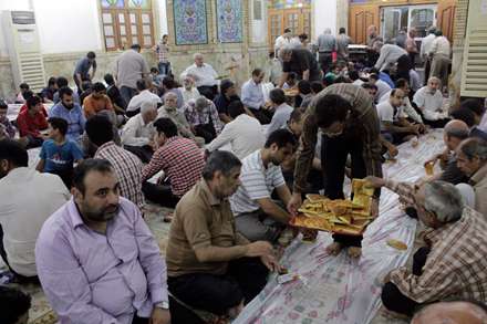 افطاری ساده مسجد جامع فاطمه الزهرا(س) بازار بندر بوشهر