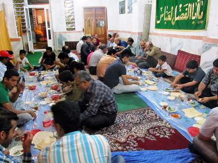 افطاری ساده در حسینیه تازه ساخت شهدای ینگجه