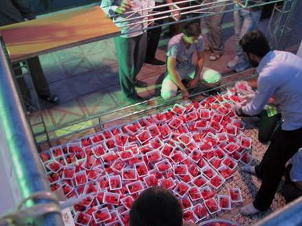 ایستگاه صلواتی افطاری به صرف هندوانه