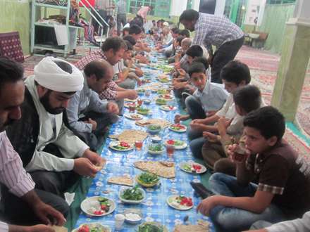 سفره افطاری ساده در مسجد