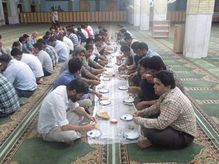 افطاری ساده در مصلی المهدی