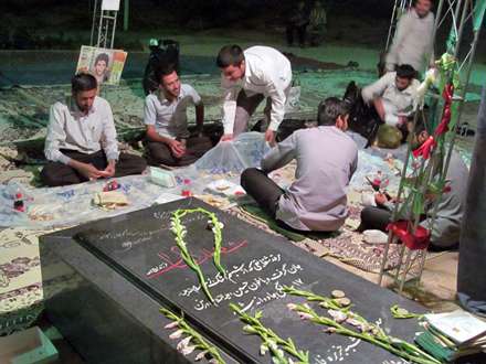 افطاری ساده در جوار شهید گمنام شهرک گلستان شیراز