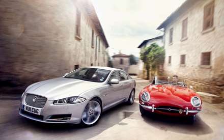 دو ماشین درحال حرکت