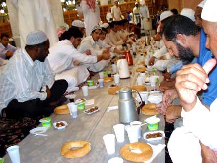 افطاری ساده در مسجدالنبی_مدینه