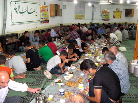 سفره افطاری در مسجدی در محمودآباد