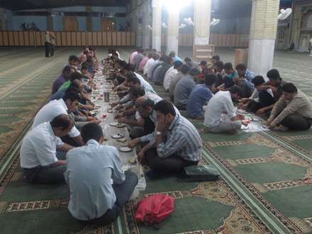 افطاری در مصلی المهدی