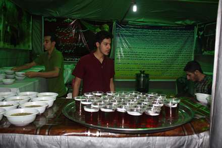 افطاری در ایستگاه صلواتی محراب مولا