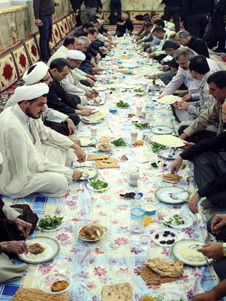 افطاری درآستان مقدس حضرت سید جلال الدین اشرف(ع)