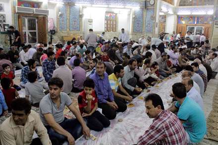 افطاری در مسجدی در بازار بندر بوشهر