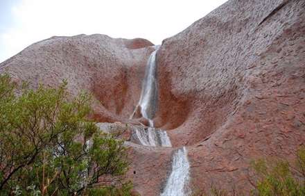 آبشار Uluru منظره ای کم نظیر