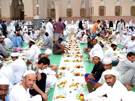 افطاری ساده در مسجد پیامبر(ص)