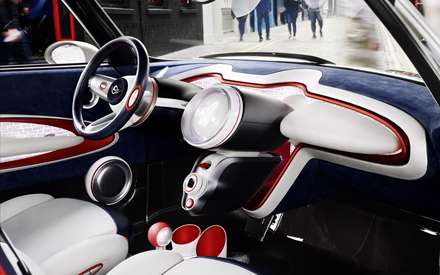 نمایی از داخل یک اتومبیل مینی