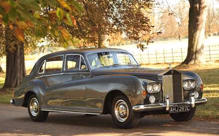 ماشین قدیمی در باغ