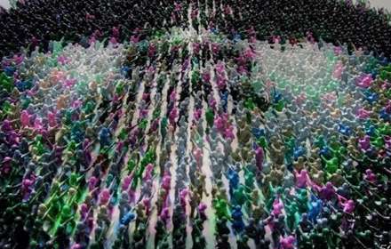 سربازی که از سرباز های کوچکتر ساخته شده