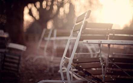 میز و صندلی درباغ