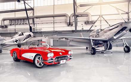 دوجنگنده کنار ماشین قدیمی