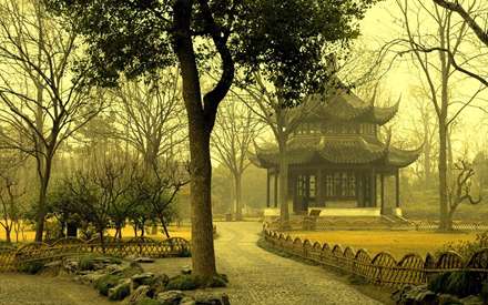 آلاچیقی میان باغ