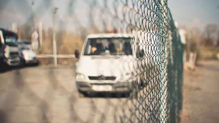 ماشین هایی در پارکینگ