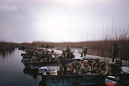 دسته‌گل‌هایی که زنان به آب دادند