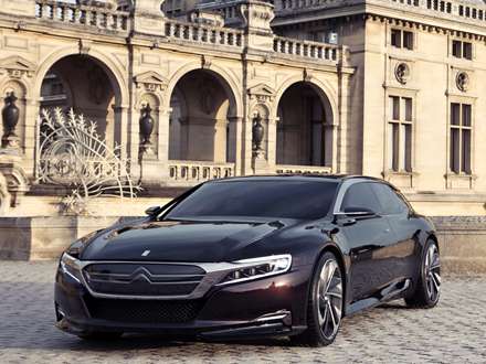 سیتروئن مشکی کنار عمارت