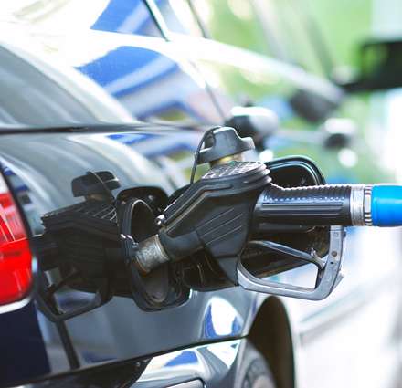 خودرویی درحال بنزین زدن