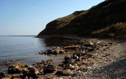 ساحل سنگی و دریا