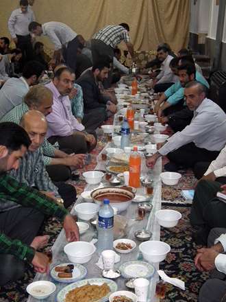 مراسم افطاری ساده در ماه مبارک رمضان