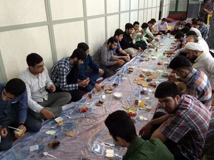 مراسم افطاری ساده در ماه خدا