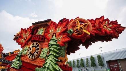 مجسمه های غول پیکر ساخته شده از گل