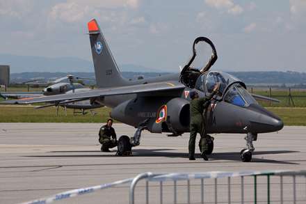 جنگنده در فرودگاه