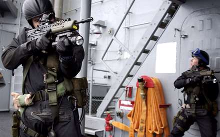 سربازان اسلحه به دست