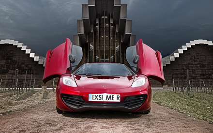 ماشین اسپرت قرمز